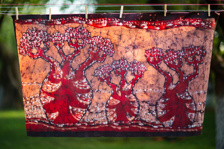 Art textile intitulée "Batik - baobab" par Atelier Kesh-Mesh, Œuvre d'art originale, Tissu