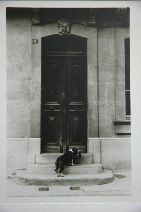 Photographie intitulée "Devant la porte" par Weepee, Œuvre d'art originale