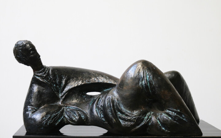 Sculptuur getiteld "Reclining." door Wiktor Kopacz, Origineel Kunstwerk, Bronzen