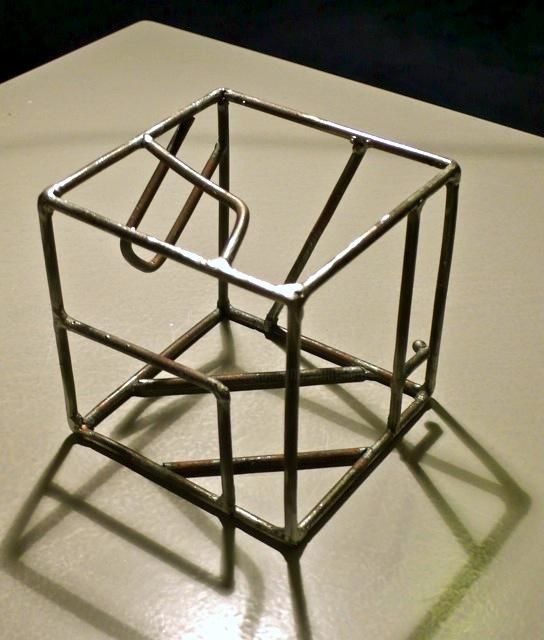 Sculpture intitulée "cube miraculeux" par Wolf Thiele, Œuvre d'art originale, Fil de fer