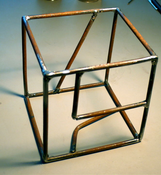 Escultura titulada "Le cube miraculeux" por Wolf Thiele, Obra de arte original, Metales