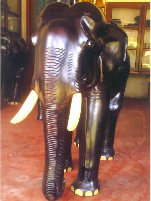 Scultura intitolato "STANDING ELEPHANT I…" da Laxmisri Handicrafts,Thrissur, Opera d'arte originale, Legno