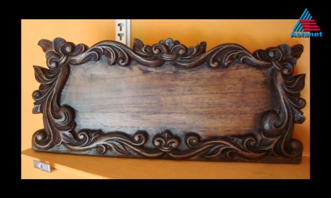 Γλυπτική με τίτλο "CARVED NAME BOARDS" από Laxmisri Handicrafts,Thrissur, Αυθεντικά έργα τέχνης, Ξύλο