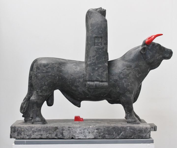 Скульптура под названием "Red Bull" - Wojciech Pietranik, Подлинное произведение искусства, Камень