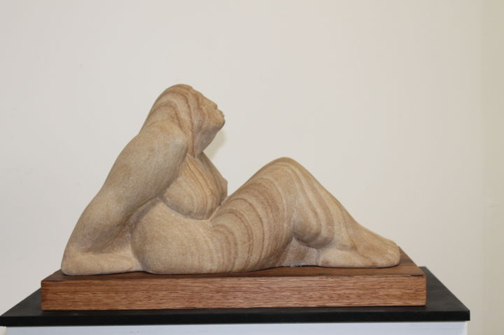 Skulptur mit dem Titel "Sunbathing" von Wojciech Pietranik, Original-Kunstwerk, Stein