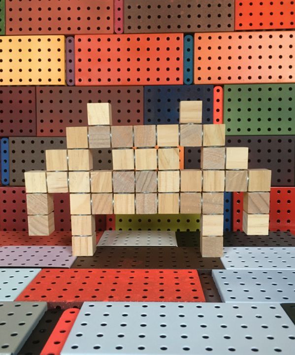 Sculpture intitulée "Pixel Intruder" par Xaro, Œuvre d'art originale, Bois