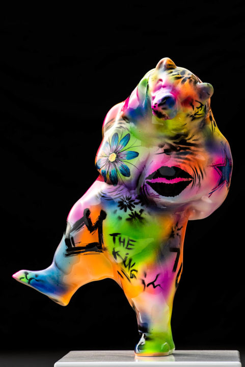 Sculpture intitulée "L'ours joyeux Hippi…" par Xavier Wttrwulghe, Œuvre d'art originale, Résine