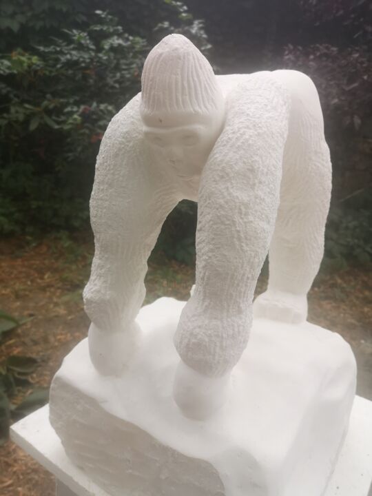 Sculptuur getiteld "Le Gorille de BARBI…" door Yann Raufaste (YASKA), Origineel Kunstwerk, Steen