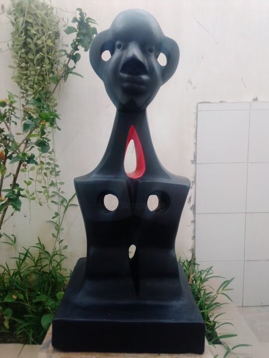 Sculpture titled "L'observateur" by Yao Nda Olivier Meh, Original Artwork, Plaster