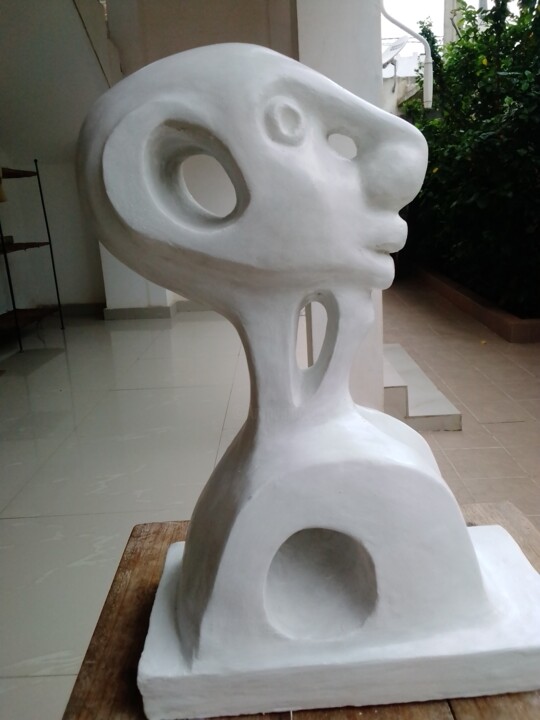 Escultura intitulada "L'etonner" por Yao Nda Olivier Meh, Obras de arte originais, Gesso