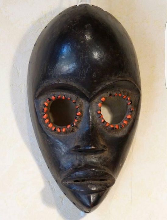 Sculptuur getiteld "Masque africain" door Sandrine Yiba Watchou, Origineel Kunstwerk, Hout