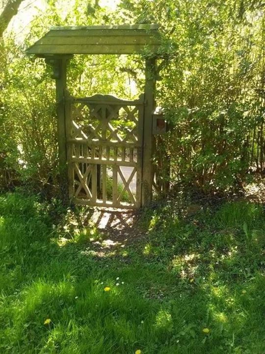Photographie intitulée "porte allant à la r…" par Yola, Œuvre d'art originale