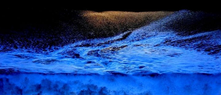 Photographie intitulée "Night Blue I" par Yun Moon, Œuvre d'art originale