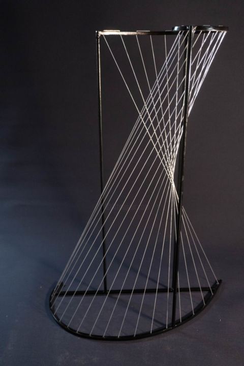 Скульптура под названием "String Suspension" - Yuriy Kraft, Подлинное произведение искусства, Металлы