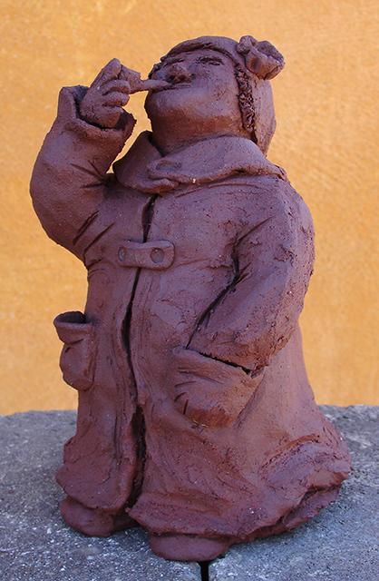 Skulptur mit dem Titel ""SMOKING LADY"" von Yvonne Omdal, Original-Kunstwerk, Keramik