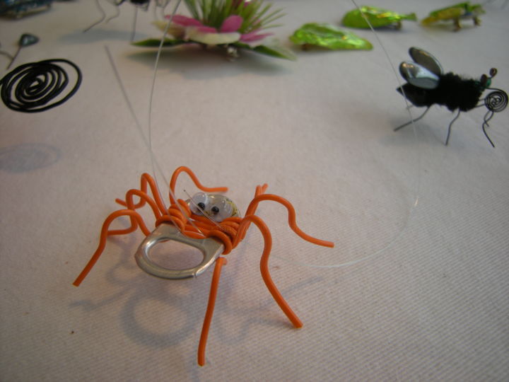 Sculpture titled "L'araignée farceuse…" by Zampo, Original Artwork, Plastic