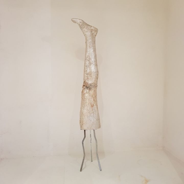 「L'Unijambiste」というタイトルの彫刻 Zenzivi Nora Yahiaouiによって, オリジナルのアートワーク, 樹脂
