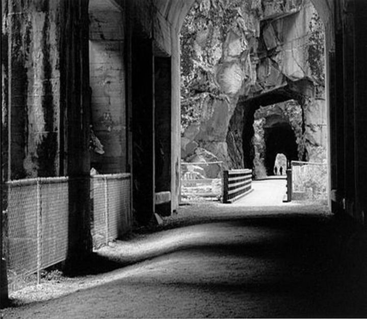 Photographie intitulée "Hope Tunnel" par Zoltan Buday, Œuvre d'art originale