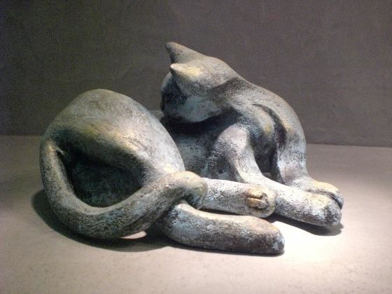 Sculpture titled "Ablution du chat" by Zou.Sculpture, Original Artwork, Terra cotta