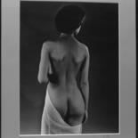 Photographie intitulée "Nu avec voile blanc" par Alain Beziers, Œuvre d'art originale, Photographie argentique Monté sur Car…