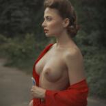 Photographie intitulée "The Lady in Red" par Dasha & Mari, Œuvre d'art originale, Photographie argentique