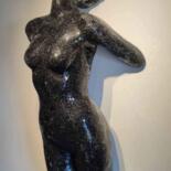 Скульптура под названием "WOMAN ON THE WALL" - Emilio Mortini, Подлинное произведение искусства, Смола