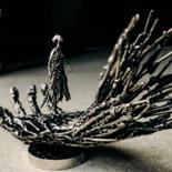 Skulptur mit dem Titel "Lost Girl" von Kamil Zaitz, Original-Kunstwerk, Metalle