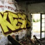「Kesa」というタイトルの写真撮影 Kesa Graffitiによって, オリジナルのアートワーク, 操作する 金属にマウント