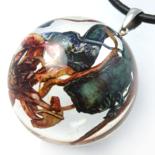 Design / Projektowanie użytkowe zatytułowany „Resin Pendant (comp…” autorstwa M.K Tyburowski, Oryginalna praca, Biżuteria