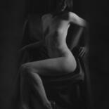 Photographie intitulée "Marianne assise" par Matthieu Marcé, Œuvre d'art originale, Photographie numérique