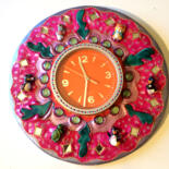 Художественная композиция под названием "horloge kitch rose…" - Odile Maffone, Подлинное произведение искусства, Аксессуары