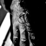 Photographie intitulée "douce main d'un tue…" par Bruno Blais.Delu, Œuvre d'art originale